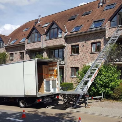 Professioneel verhuizen met verhuiswagen, ladderlift en helpers